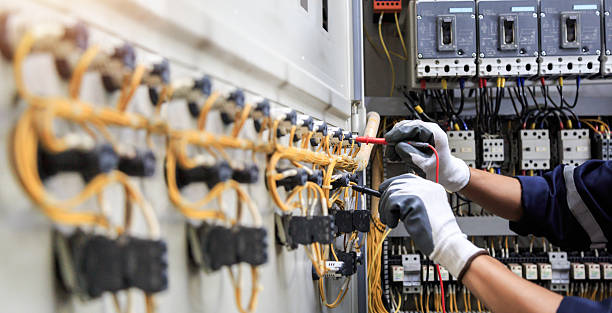 Professional Electrician technician working in Morris, OK